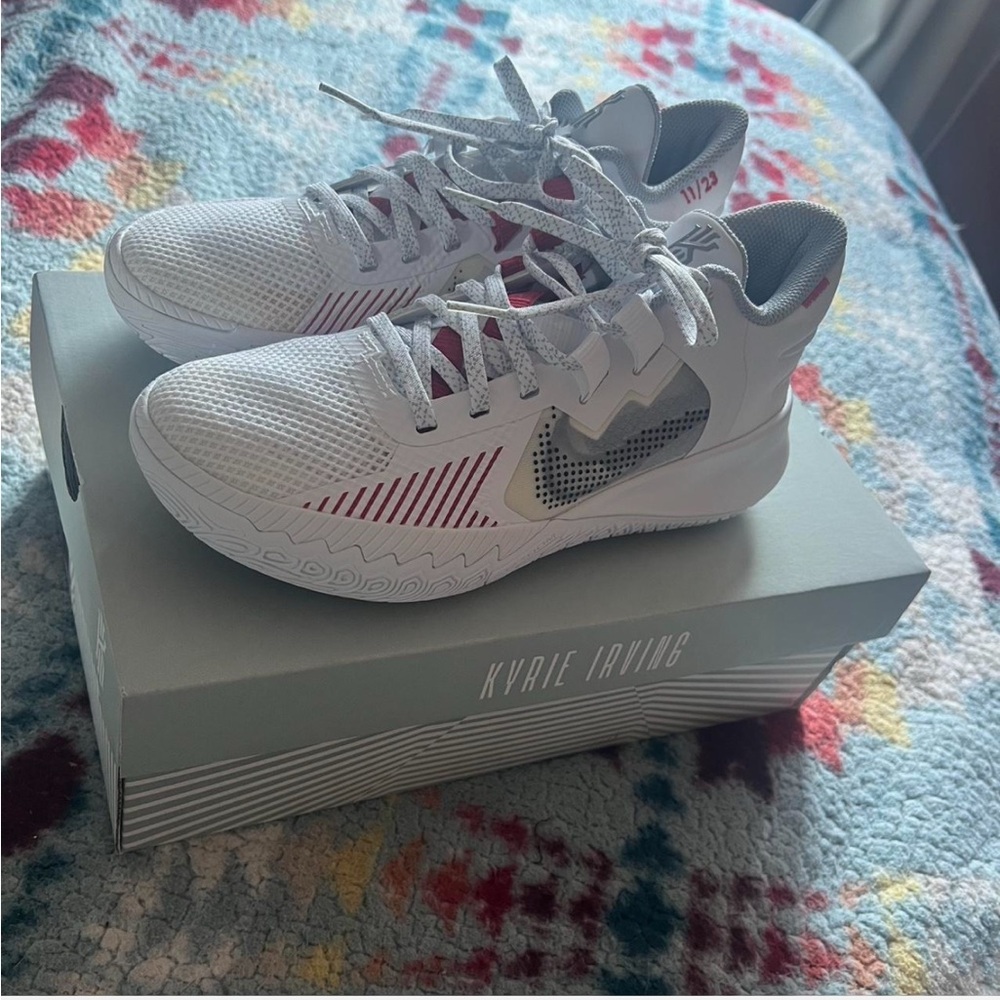 Nike Kyrie Flytrap V white/ wolf grey/ university red Sneakers